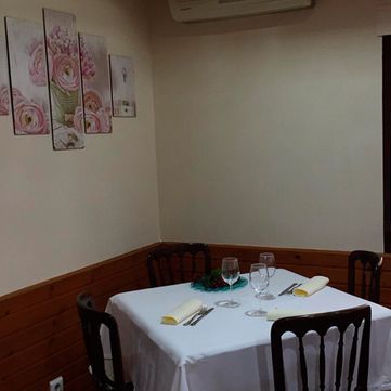 Restaurante Casa Paca mesa y sillas decoradas